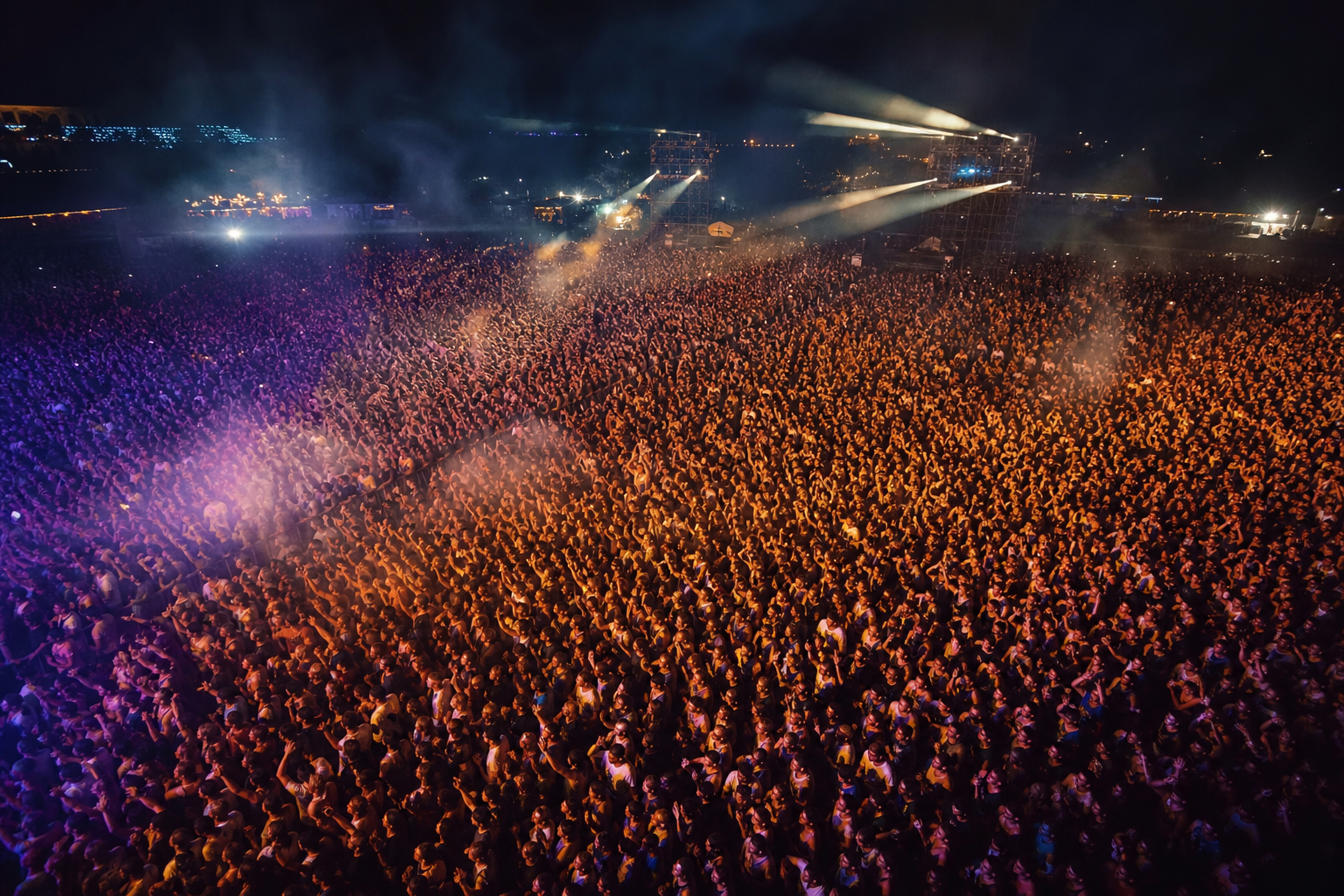 Pubblico di un concerto ripreso dall'alto con luci colorate